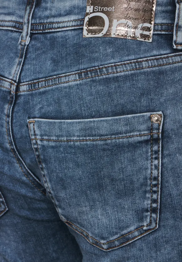 Casual Fit Jeans in 3/4 - mid blue random wash