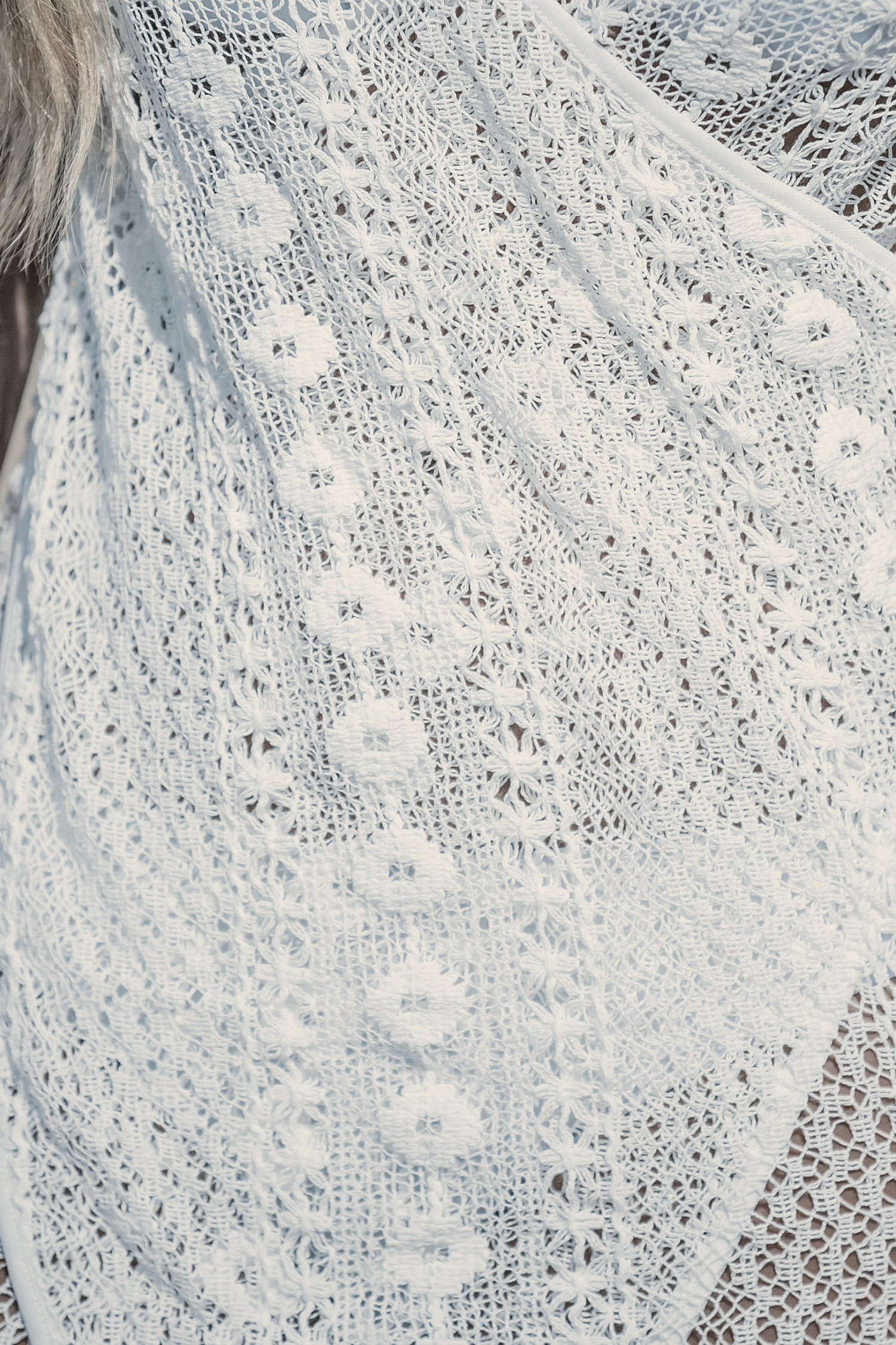 Robe cover up mini croisée en dentelle transparente