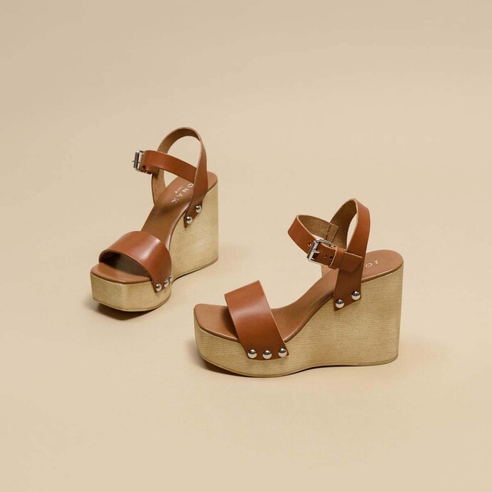Sandales à talons compensés et détails argentés  en cuir cognac