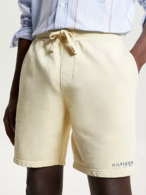 Shorts de moletom com logo tingido naturalmente