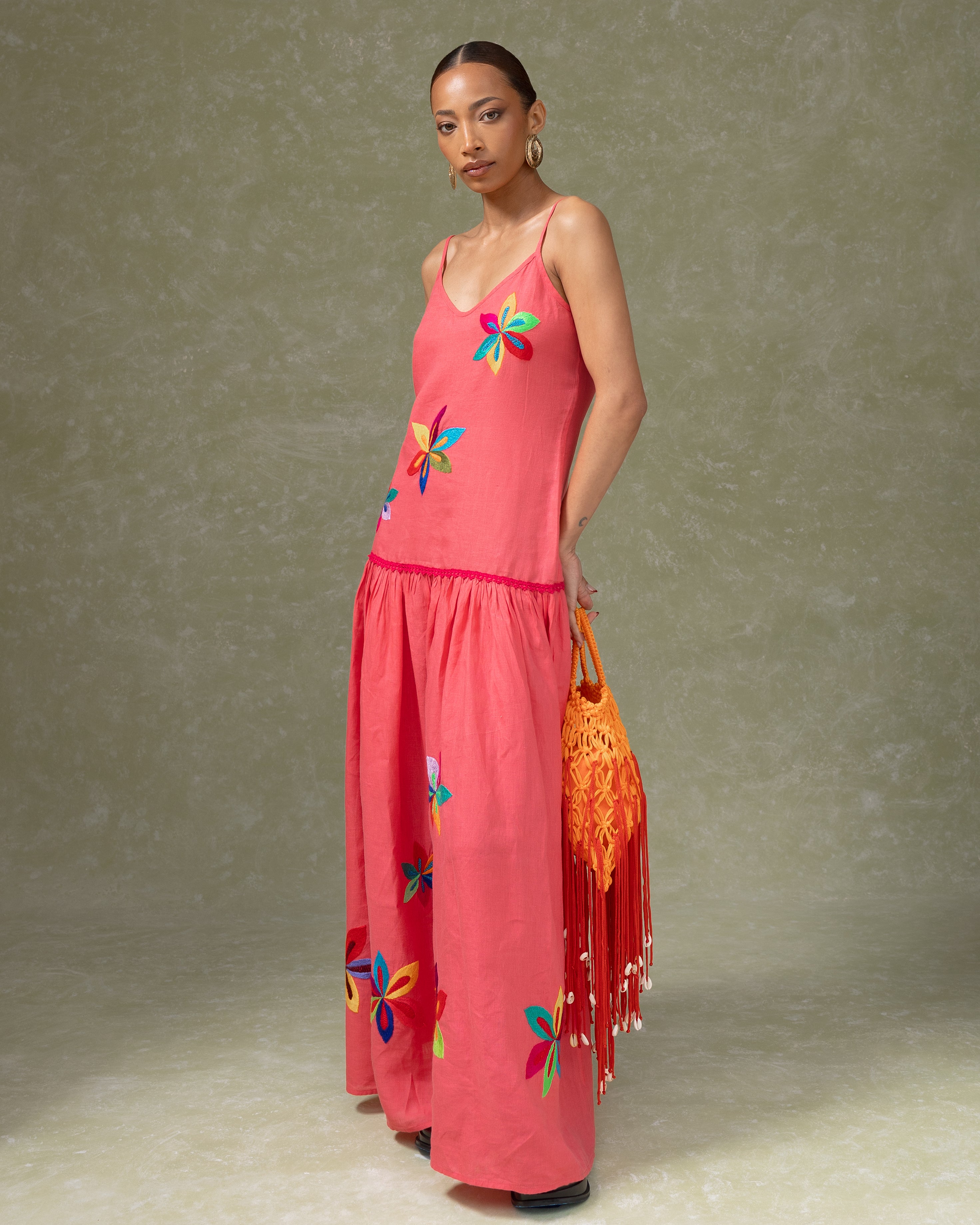 Robe à fleurs brodée à la main