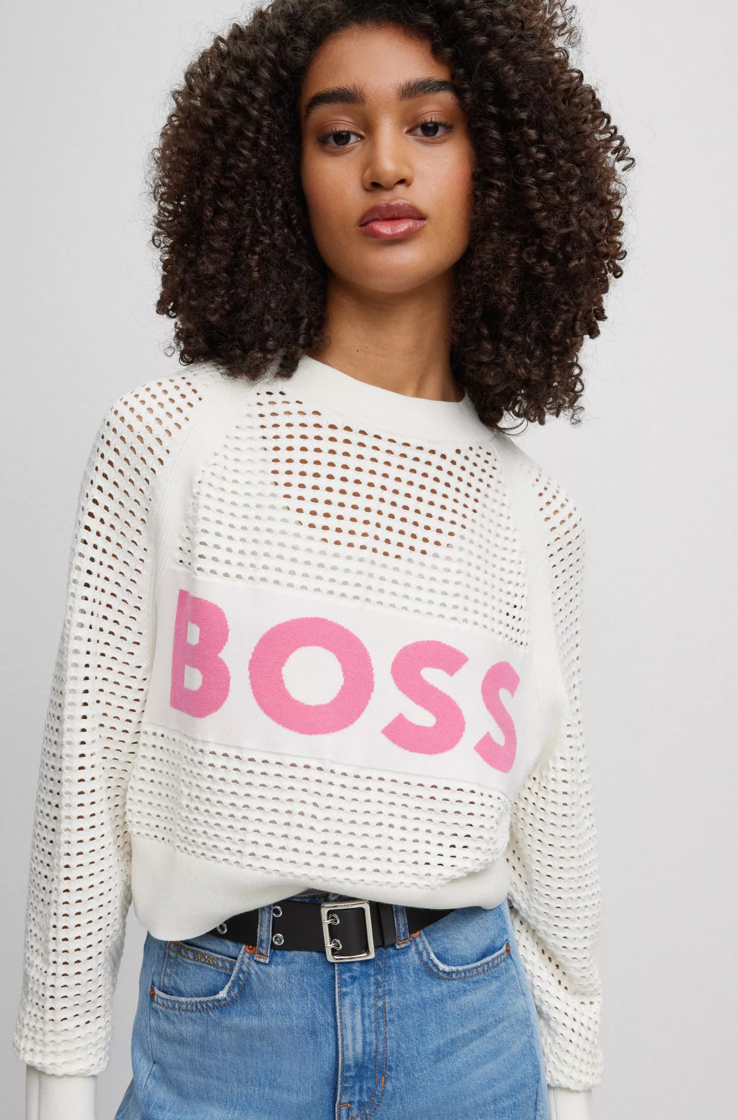 Suéter BOSS preto de malha aberta com modelagem relaxada e detalhe do logotipo.