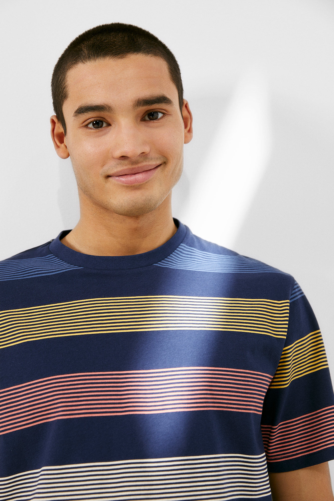 Camiseta listrada multicolorida - azul médio