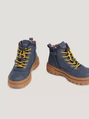 Botas de cano curto com solado tratorado