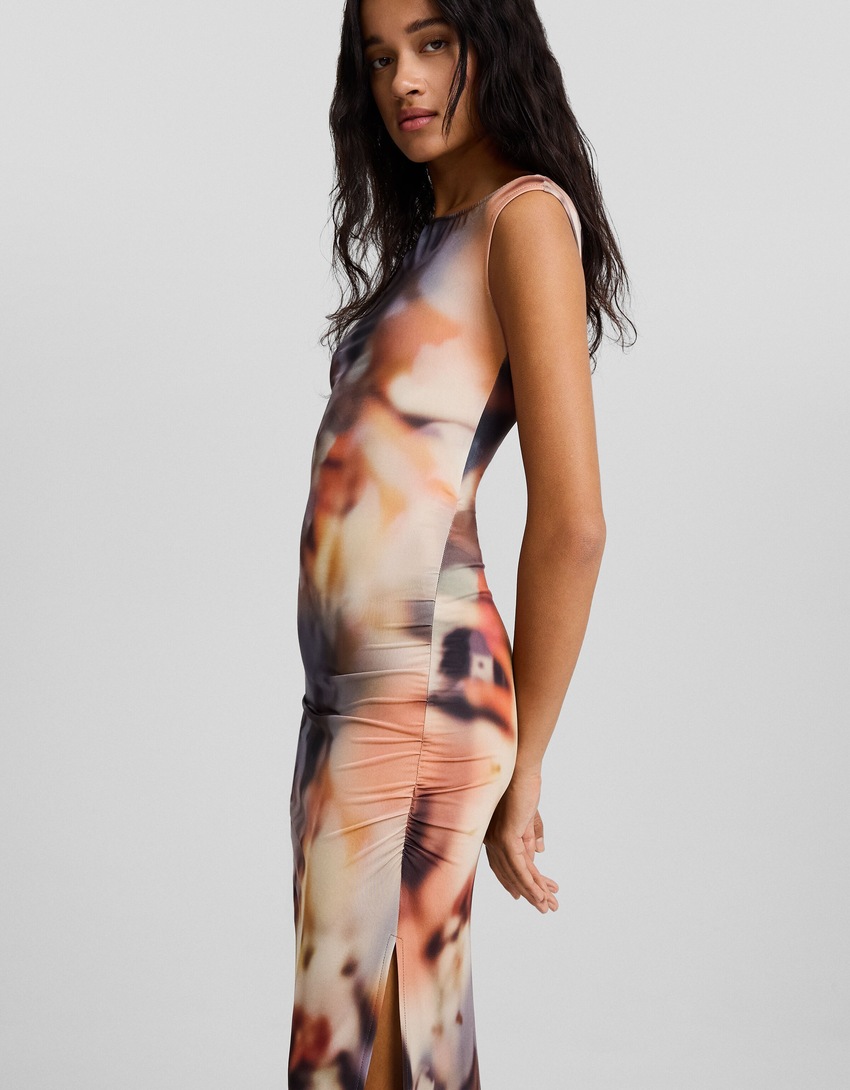 Vestido midi assimétrico franzido com estampa.