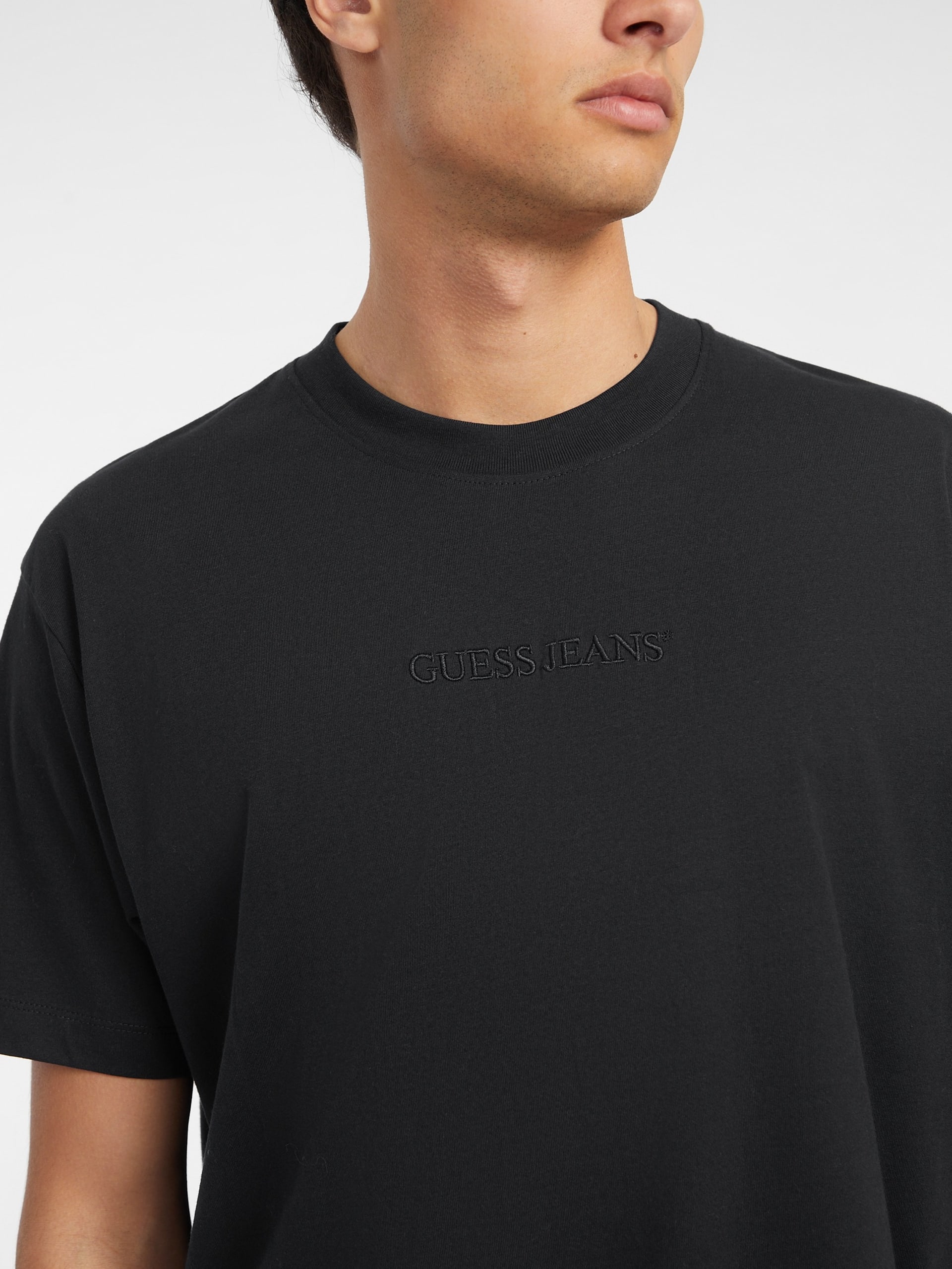 Camiseta com logotipo bordado