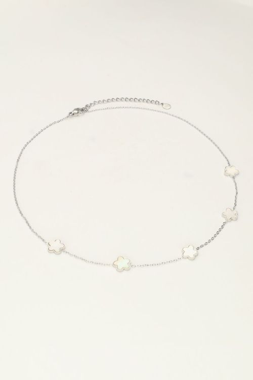 Minimalistische ketting met parelmoer bloemen