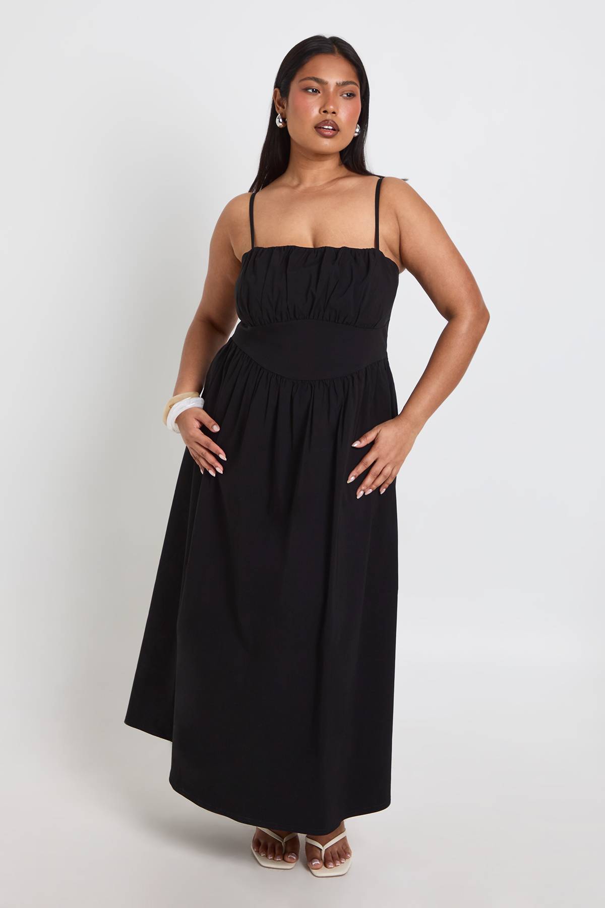 boohoo Robe Midaxi Grande Taille À Bretelles En Bengaline