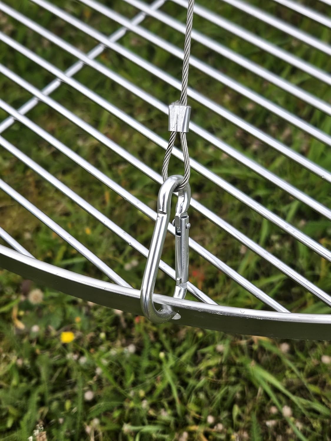 HeRo24 Grillgalgen Schwenkgrill T210 – Grillgestell mit Erdspieß aus Edelstahl (3,5 cm Rohr) – inkl. 50 cm Edelstahl Grillrost – höhenverstellbar für Feuerstelle & Outdoor