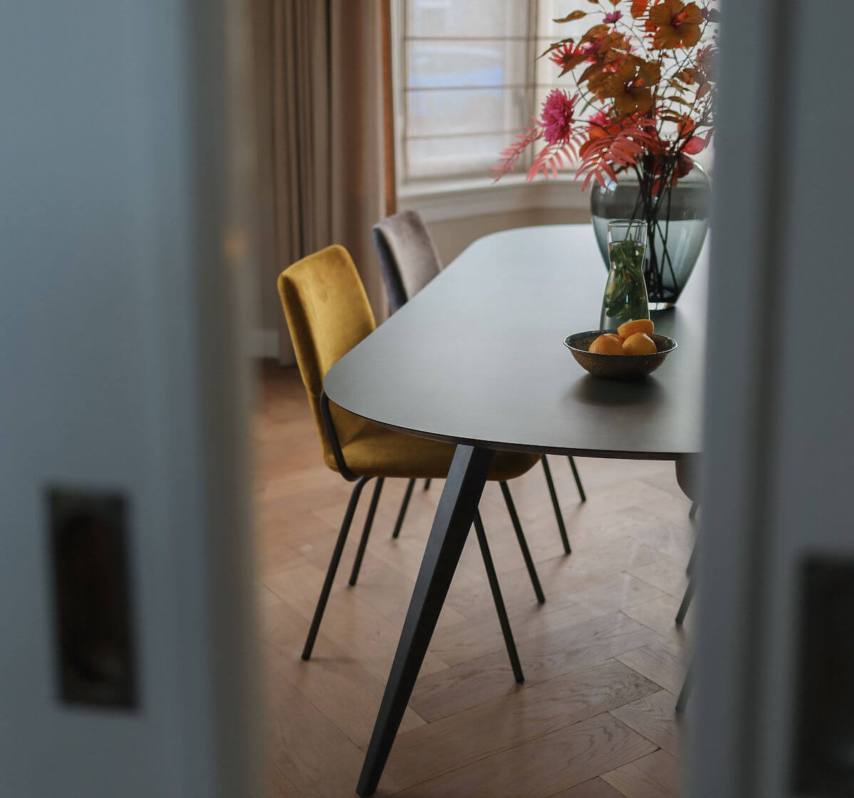 They & Me eettafel Joy – plat ovaal – HPL Zucchini 200 x 100 x 75 cm | HPL Zucchini | Verjongde Rand | Frame TM100 Antraciet