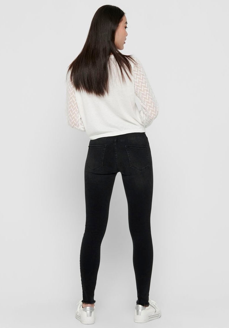 ONLY Ankle-Jeans »ONLBLUSH MID SK ANK RW REA1099 NOOS«, mit fransigen Säumen