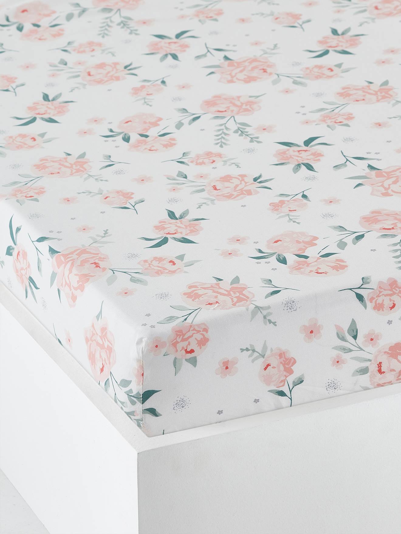 Lençol de baixo com elástico na cor Eau de Rose para bebê, branco claro com estampa.