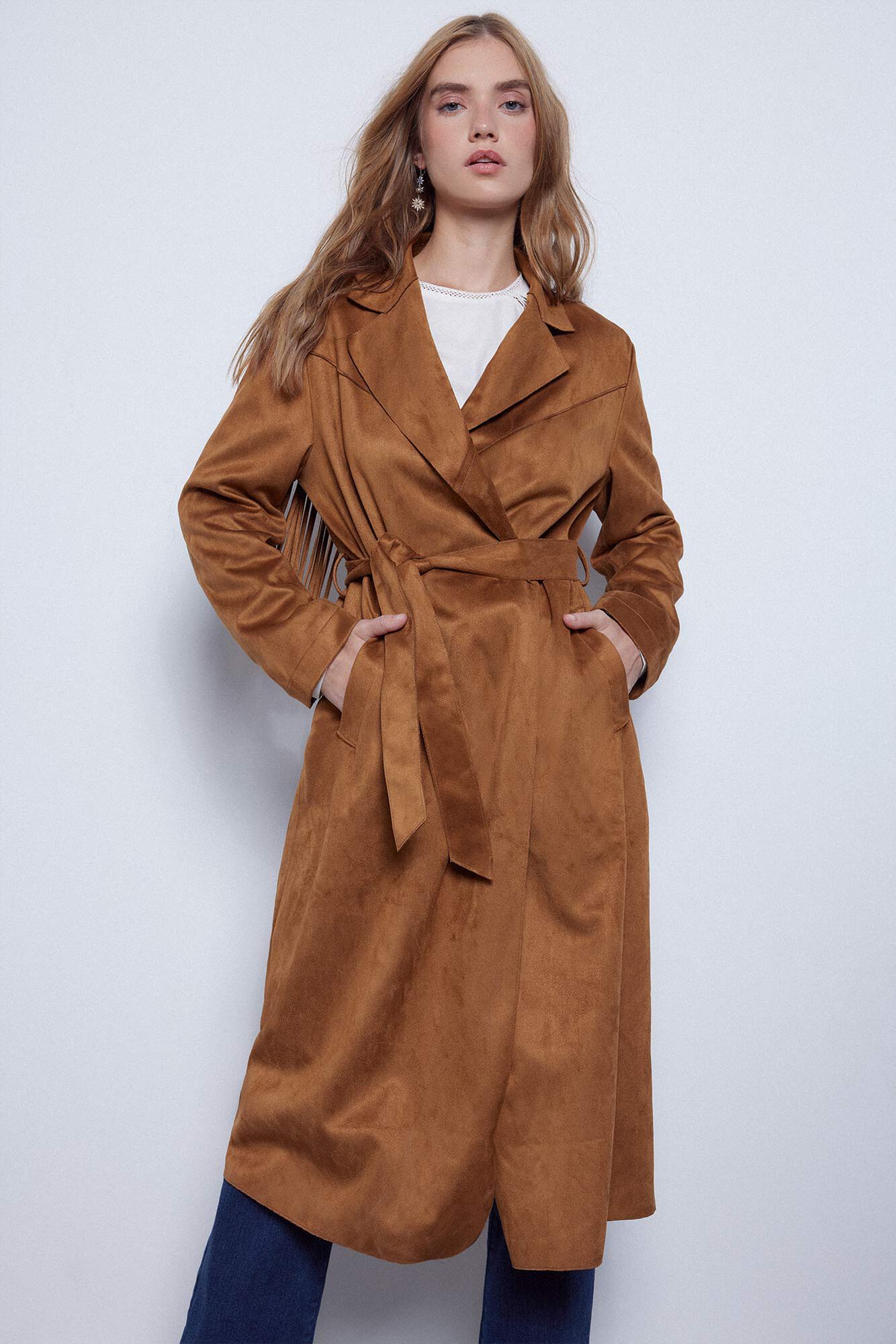 Trench coat com efeito camurça e franjas