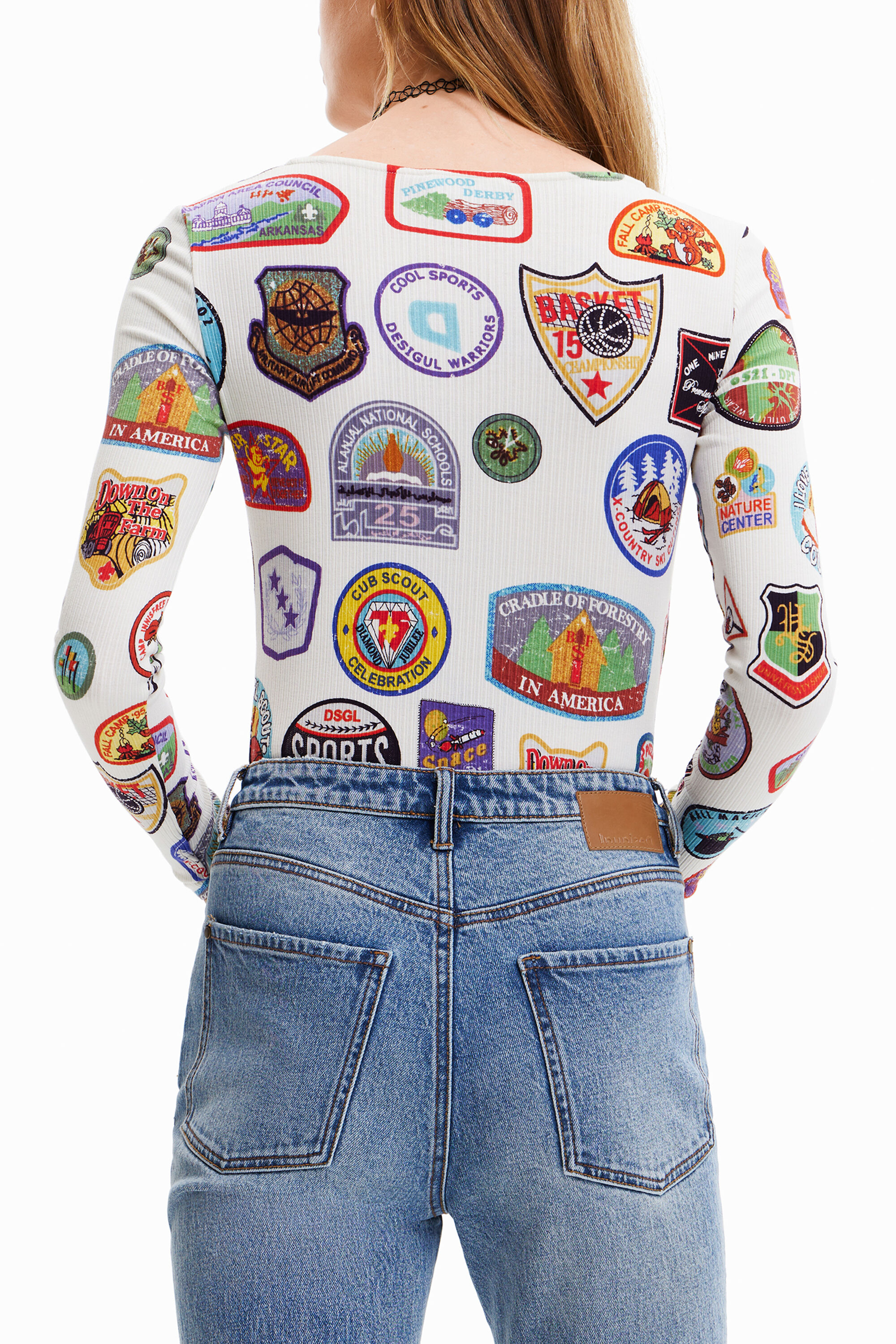 Body com estampa de patchwork universitário