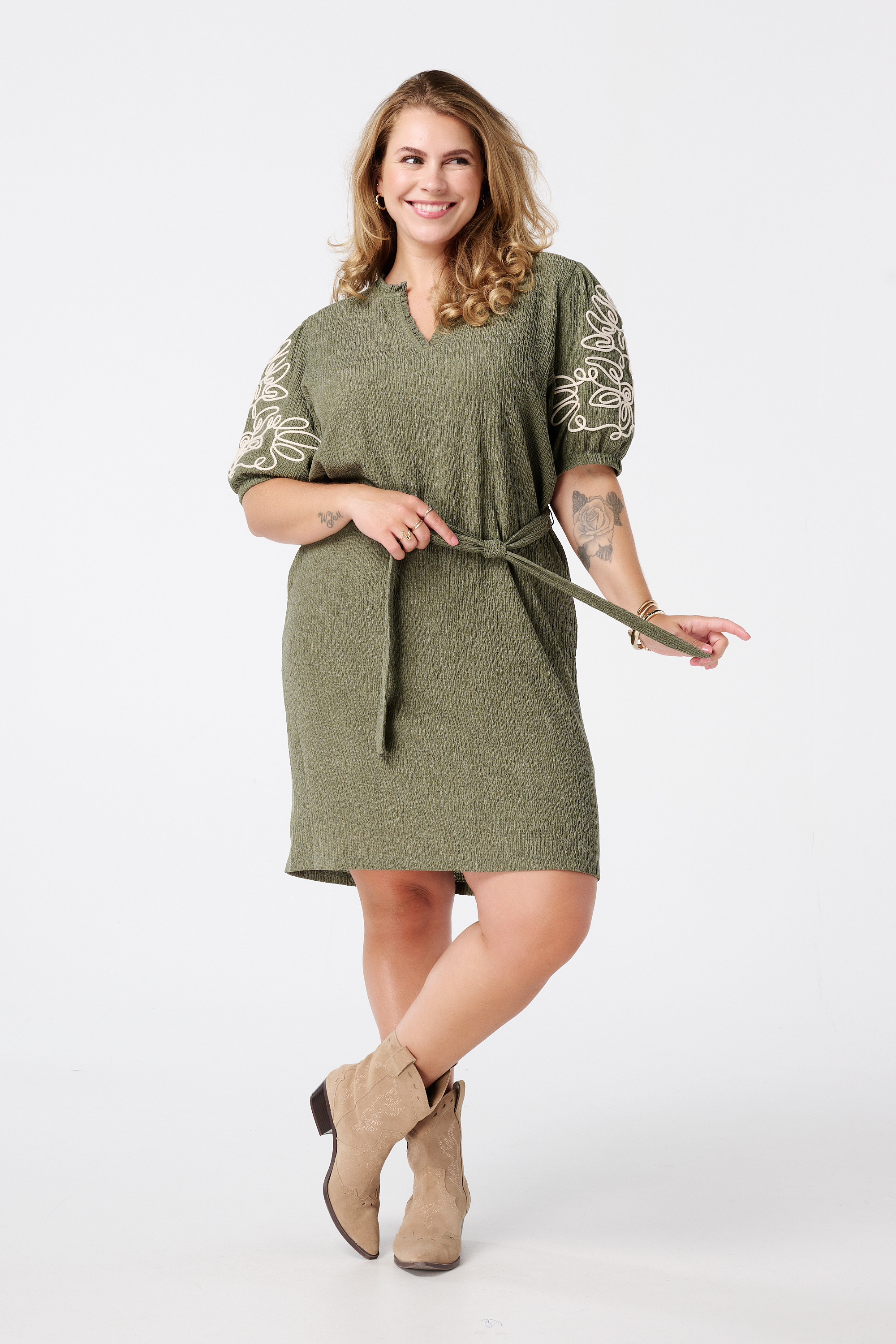 Jurk met details op de mouwen Khaki