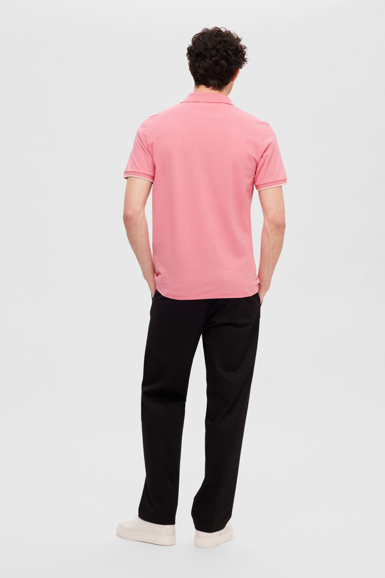 Camisa polo de manga curta em algodão orgânico com logotipo bordado. - Rosa