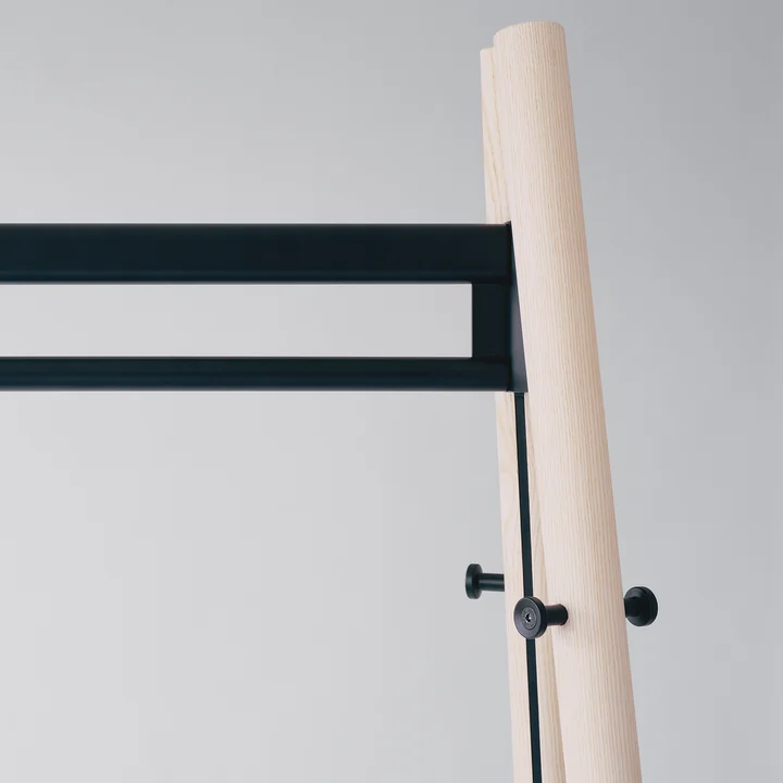Artek - Kiila Kleiderständer, Esche natur / schwarz