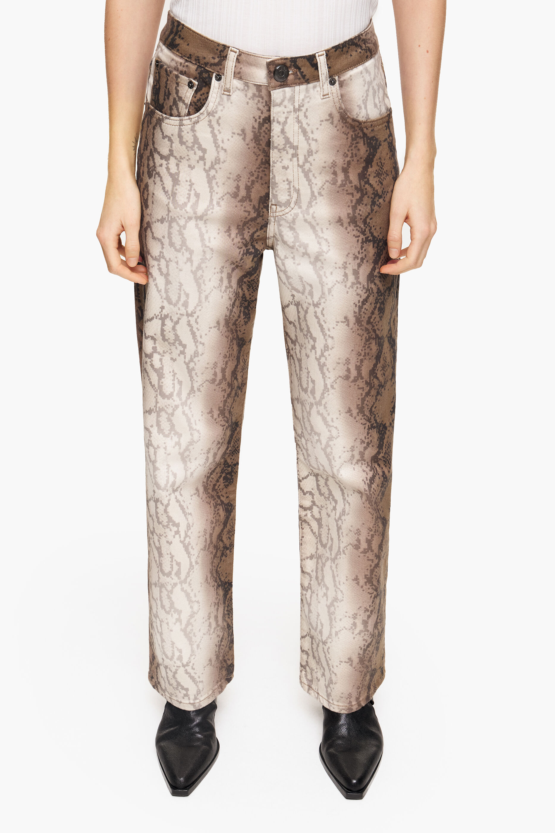Calça jeans reta cropped - Estampa pixelada de píton cáqui