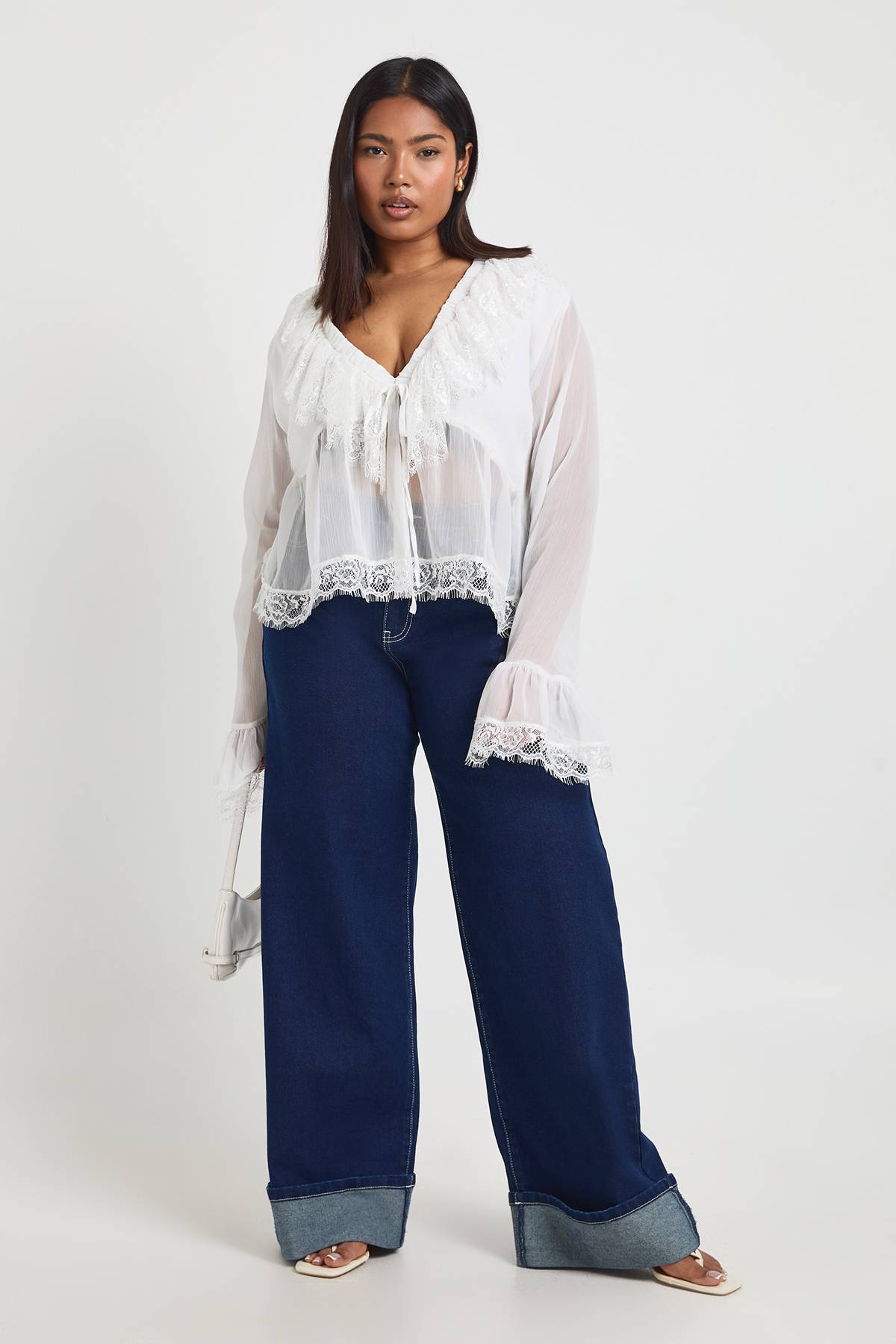 boohoo Blouse Grande Taille En Mousseline À Volants Et Bordure En Dentelle