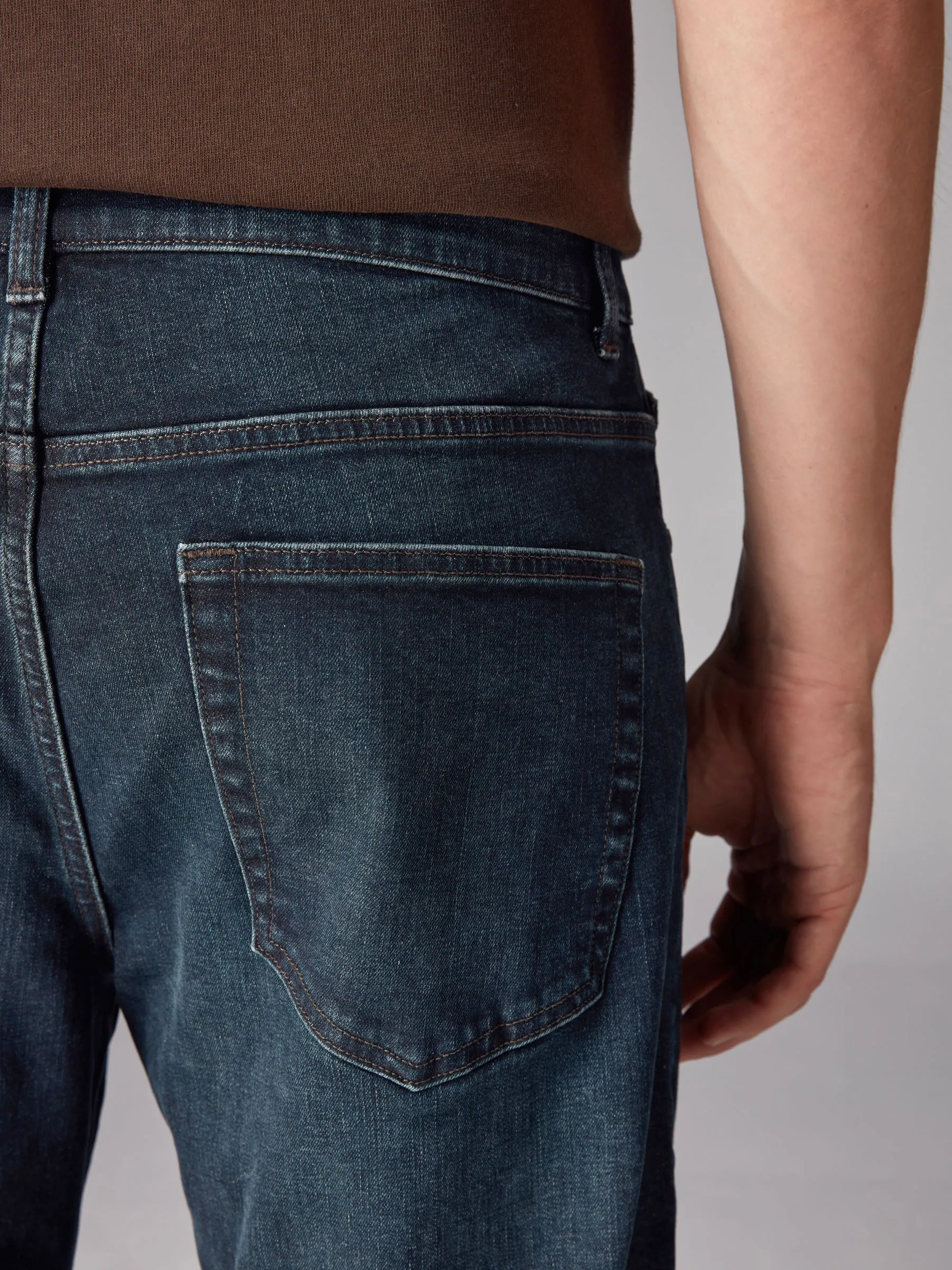Donkerblauwe wassing - Rechte, klassieke jeans met stretch