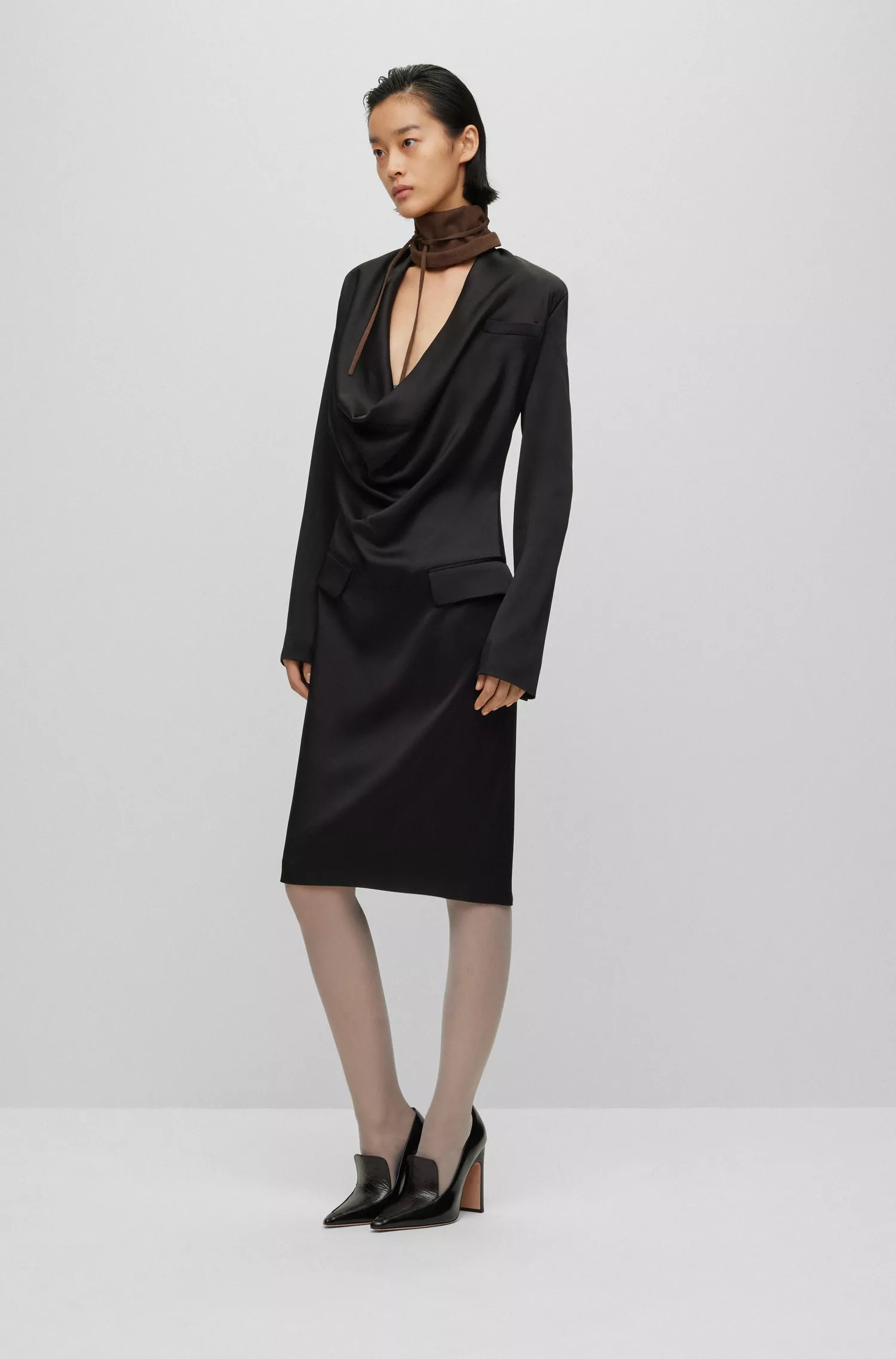 Vestido BOSS preto na altura do joelho com gola drapeada