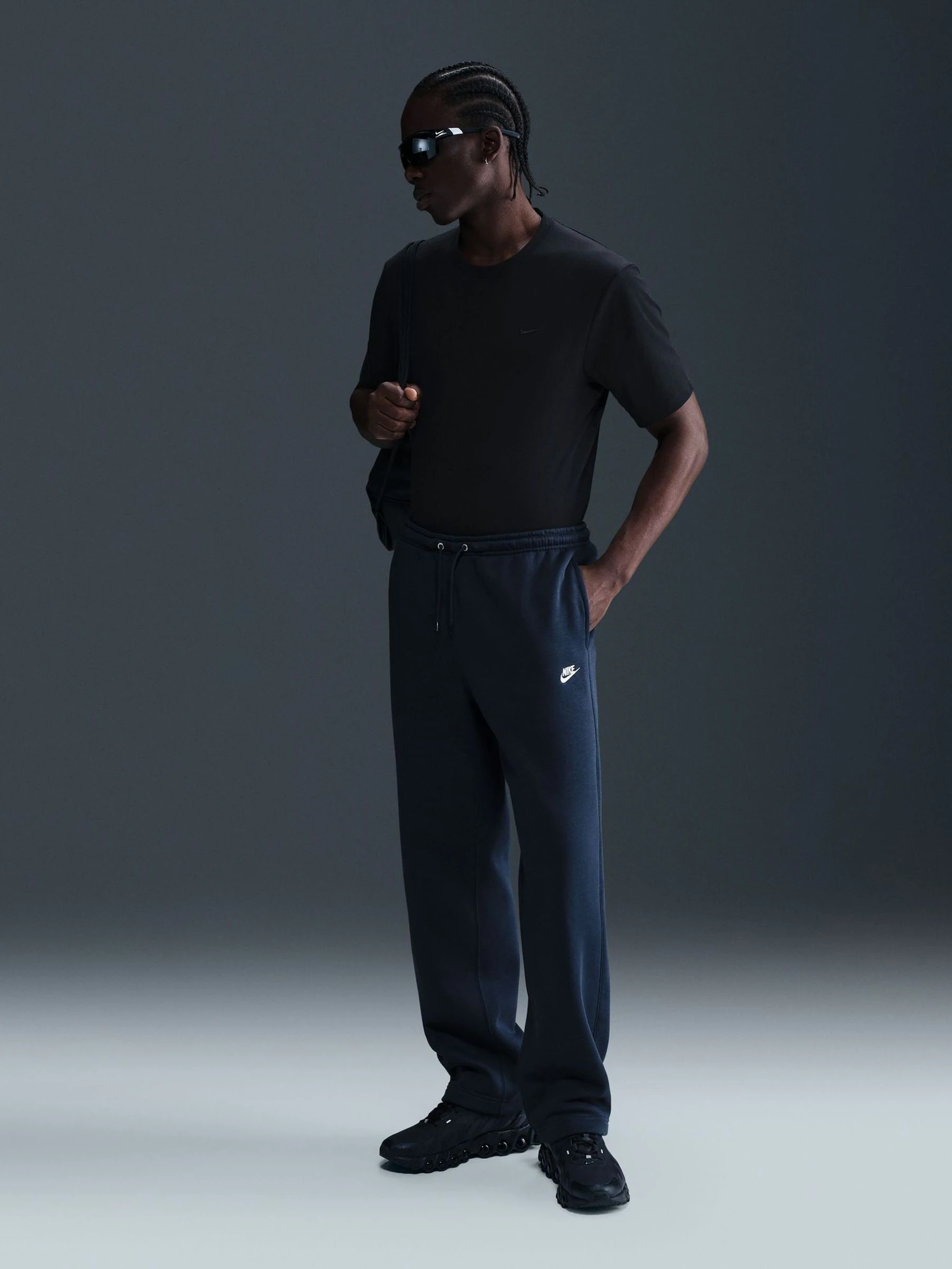 Obsidiaan - Nike Club Fleece joggingbroek met wijde pijpen