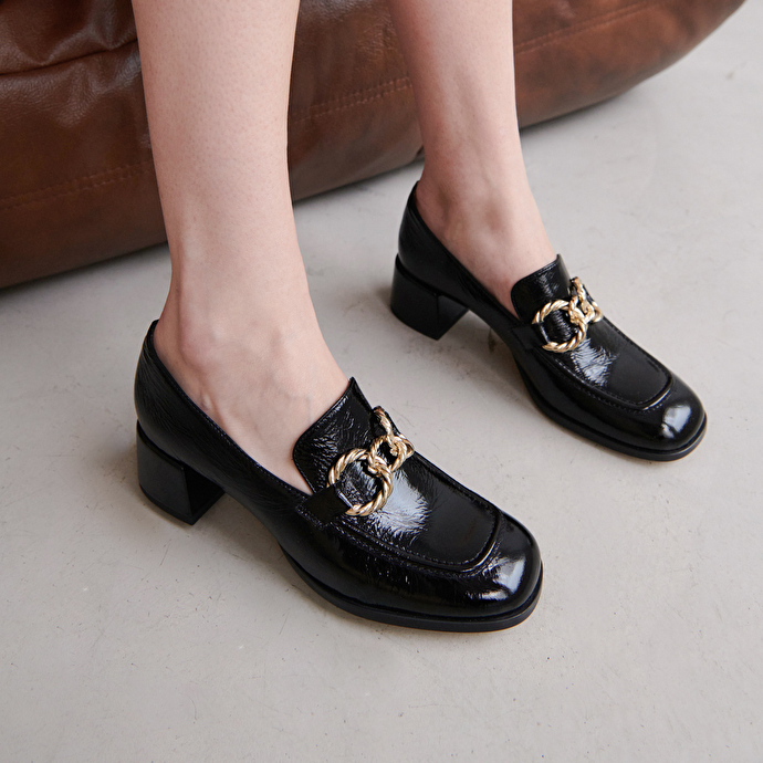 Mocassins à bouts carrés et boucles dorées  en cuir brillant noir