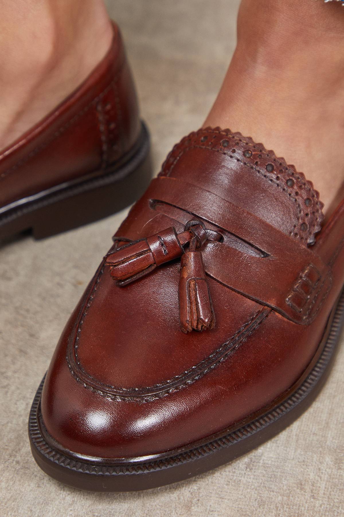 Oasis Mocassins Bunny en Cuir Véritable avec Détails Richelieu et Pompons