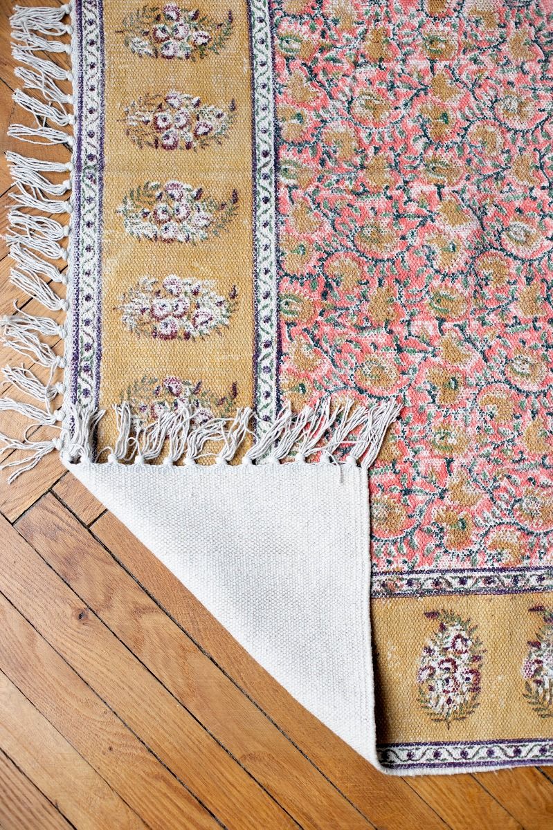 Tapis à motifs moutarde et rose 120 x 180