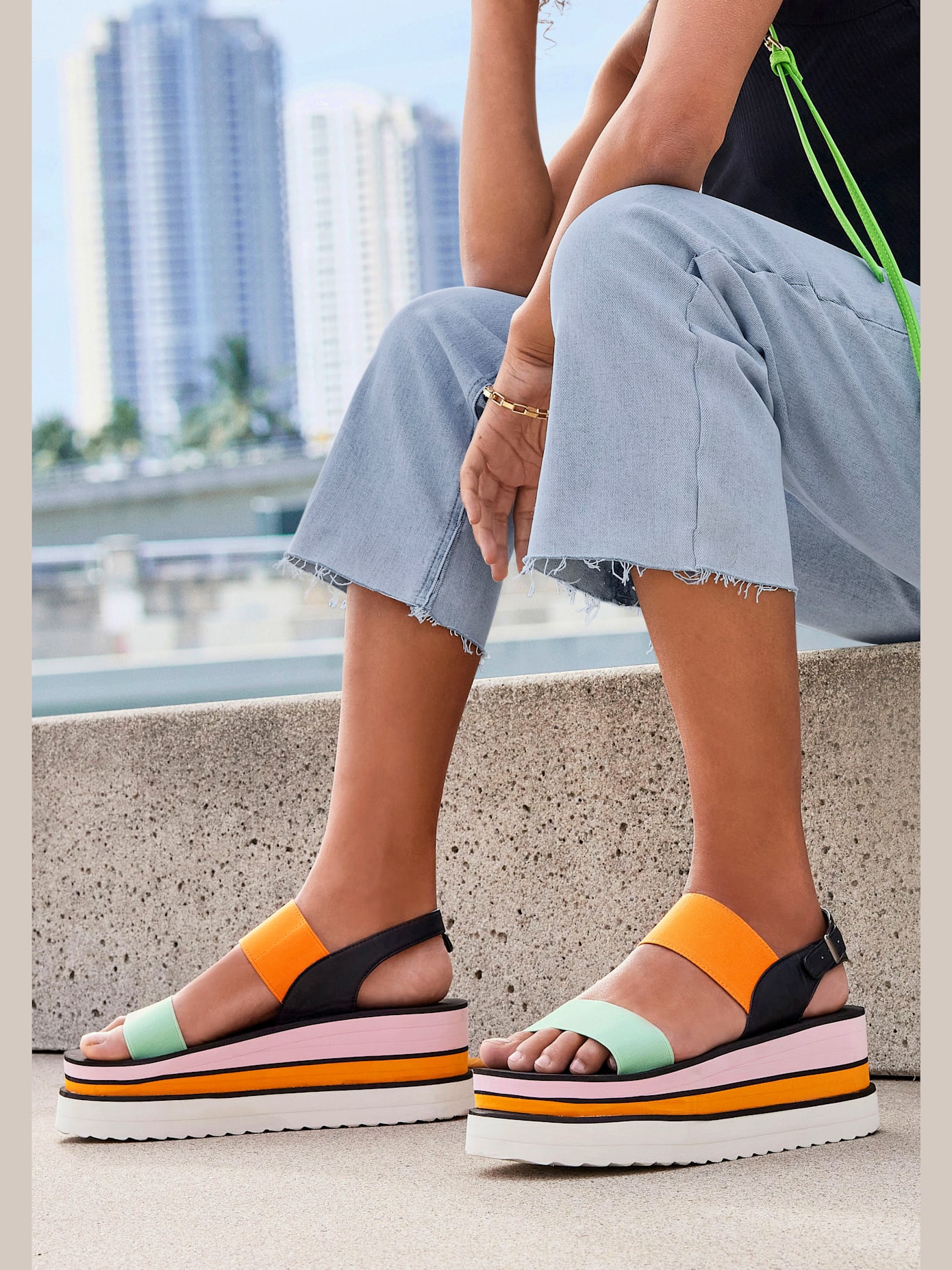 Sandales design cool et tendance en duo de couleurs