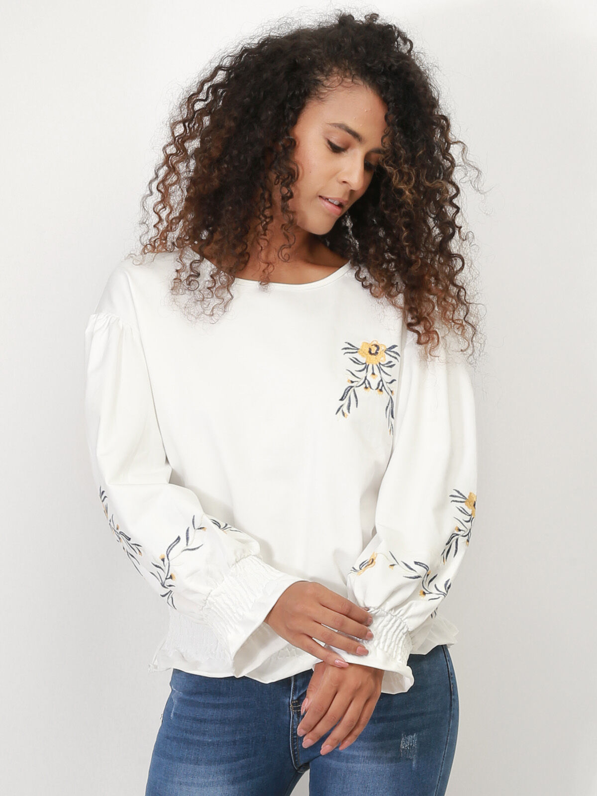 Top à manches froncées et fleurs brodées- Blanc