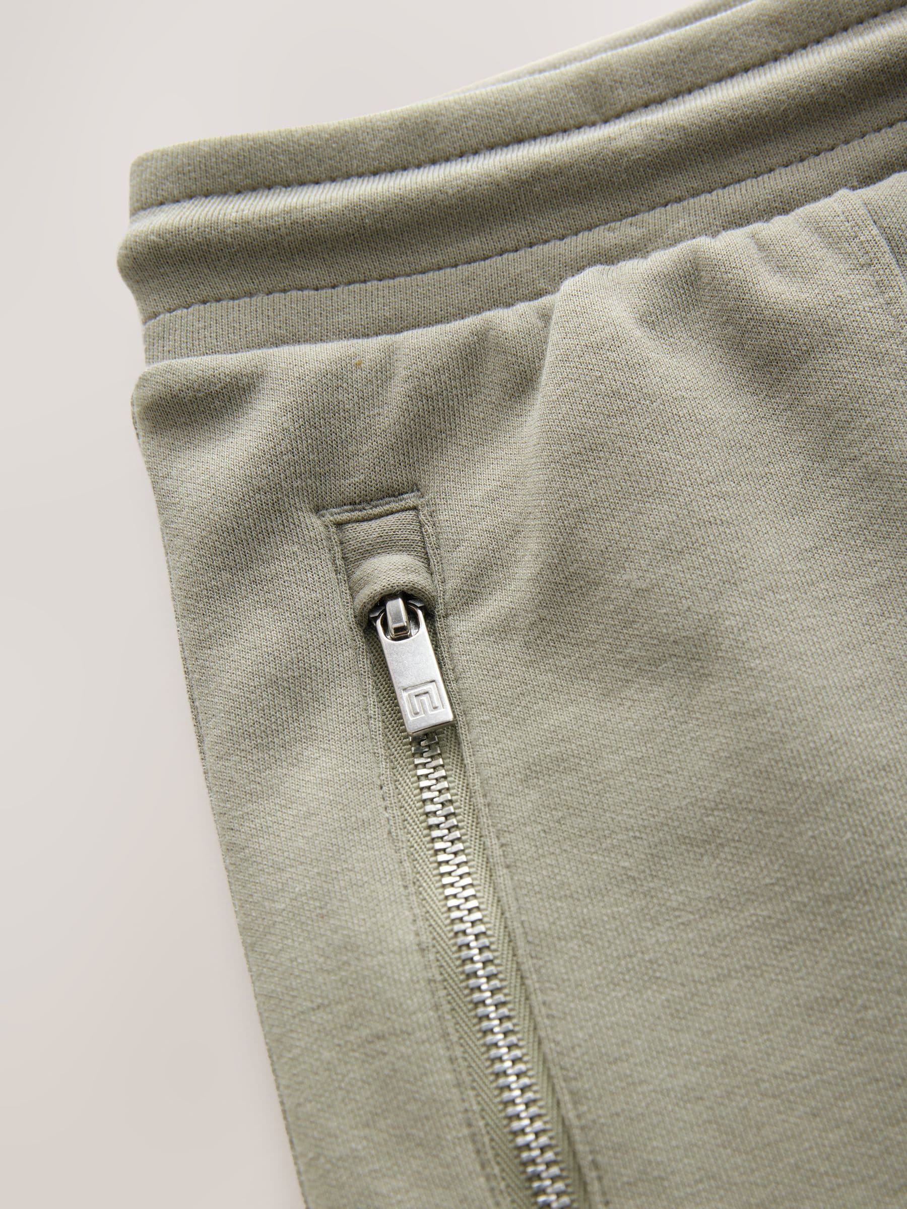 Kakigroen - Slim-fit jersey shorts met slimme ritszakken
