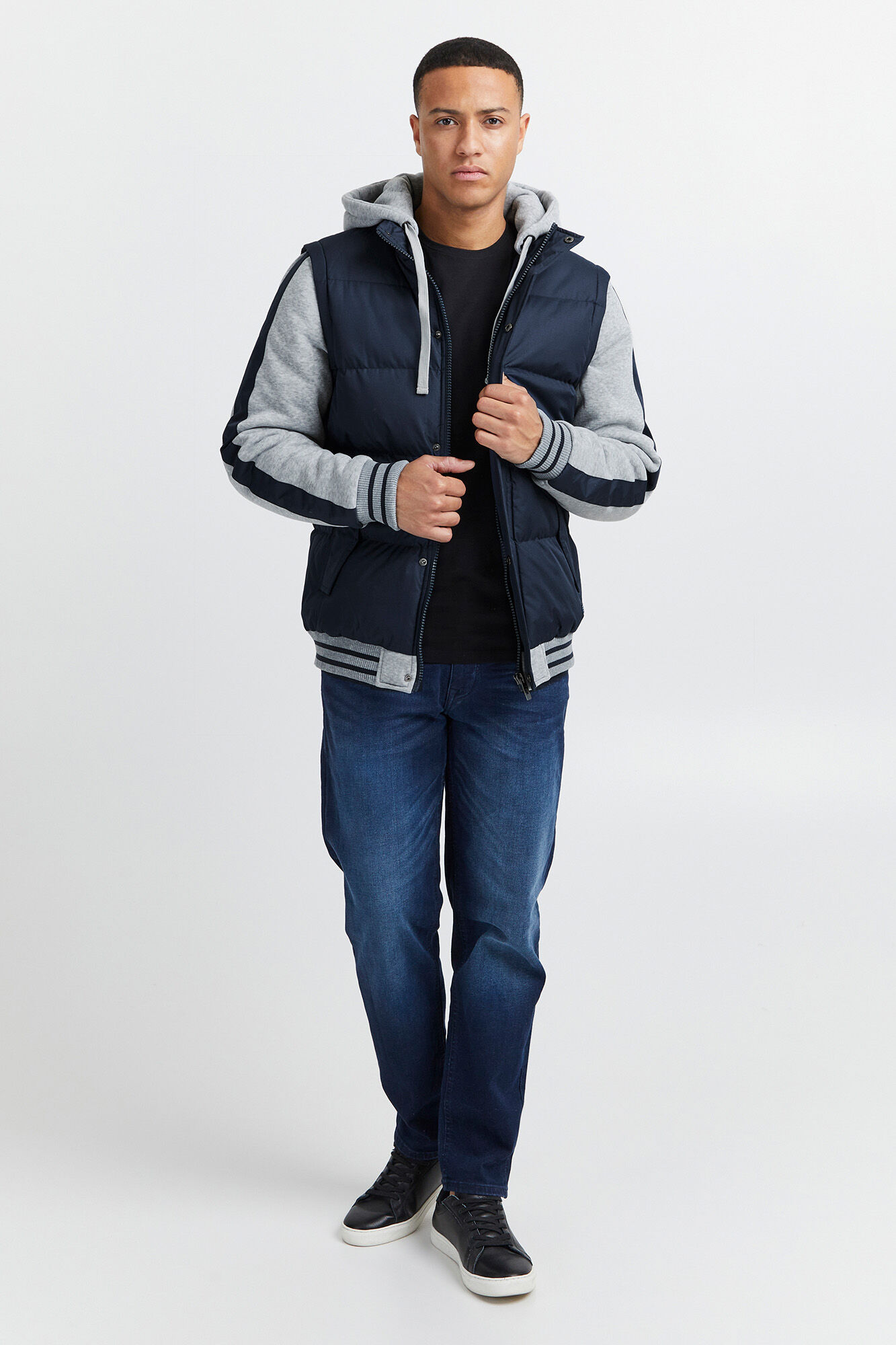 Jaqueta puffer combinada com capuz.