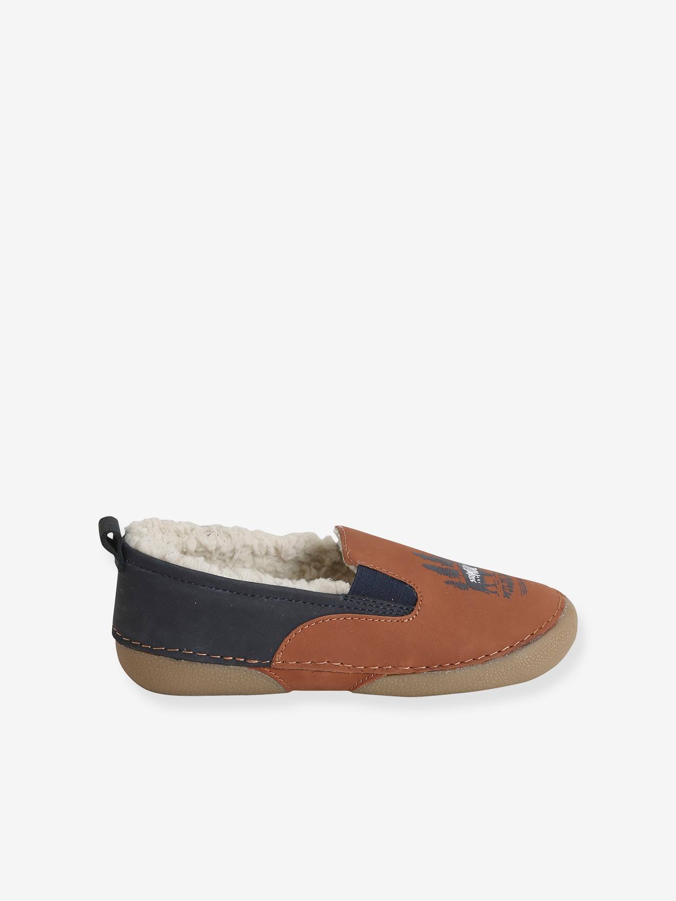 Pantufas de couro forradas para meninos, lisas, marrom escuro com estampas.