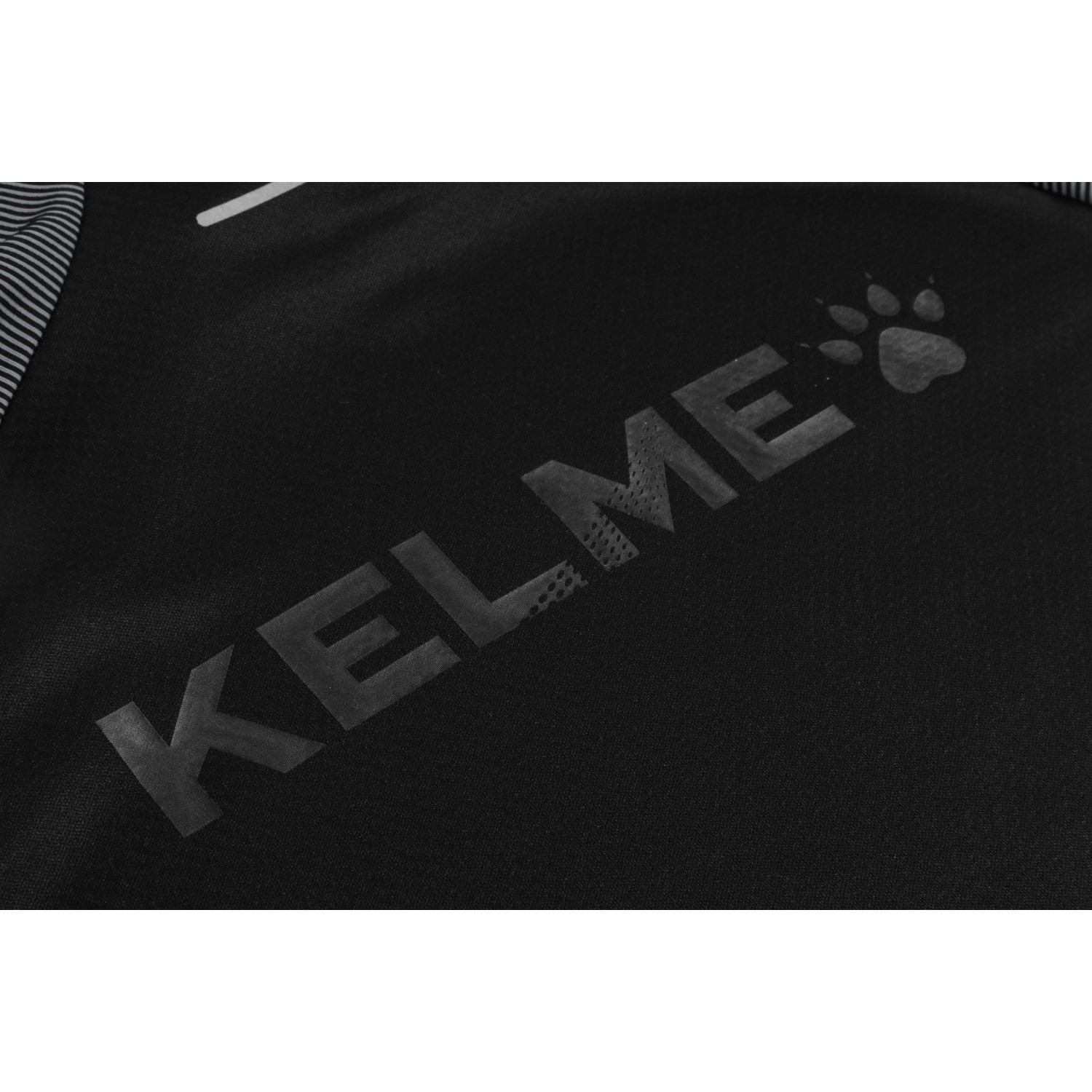 Jaqueta Kelme Montes preta e cinza