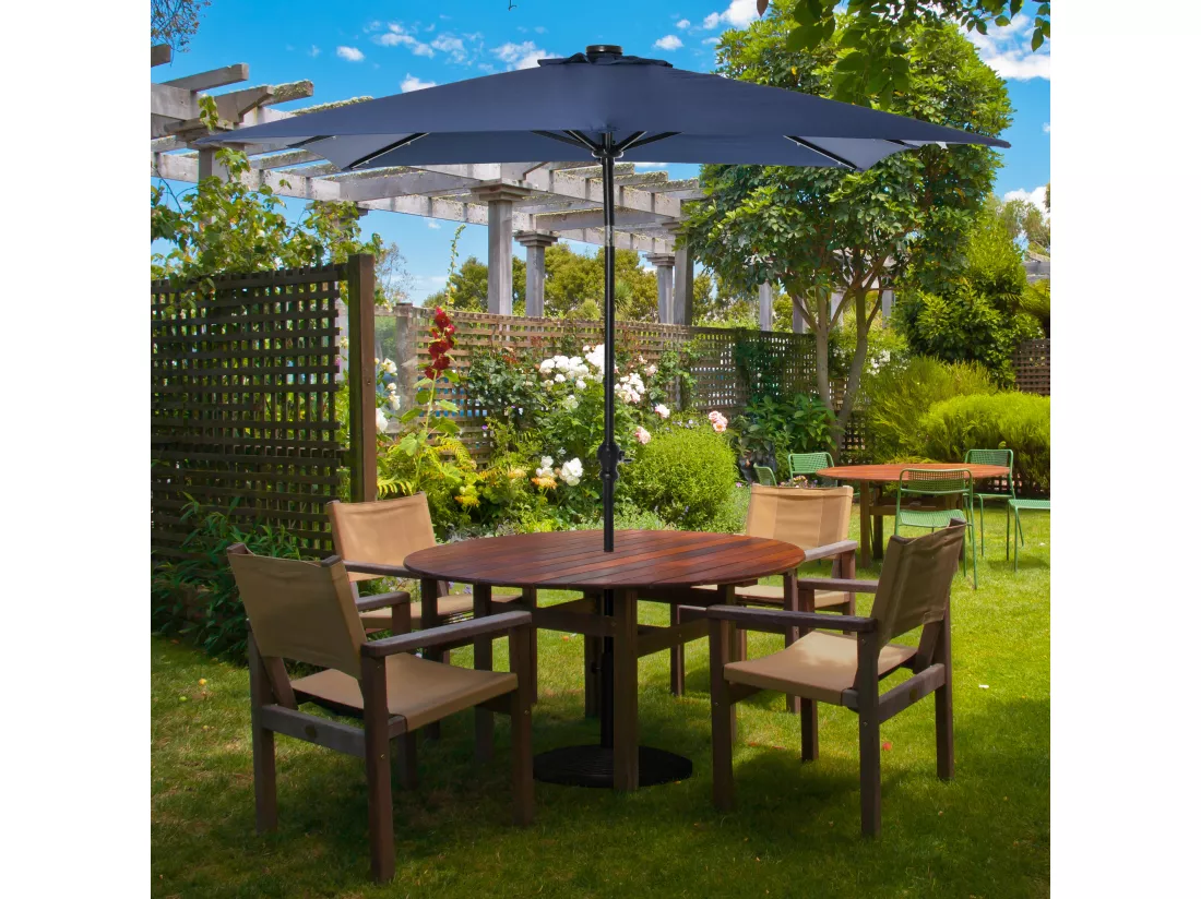 Parasol lumineux rectangulaire inclinable dim. 2,68L x 2,05l x 2,48H m parasol LED solaire métal polyester haute densité bleu