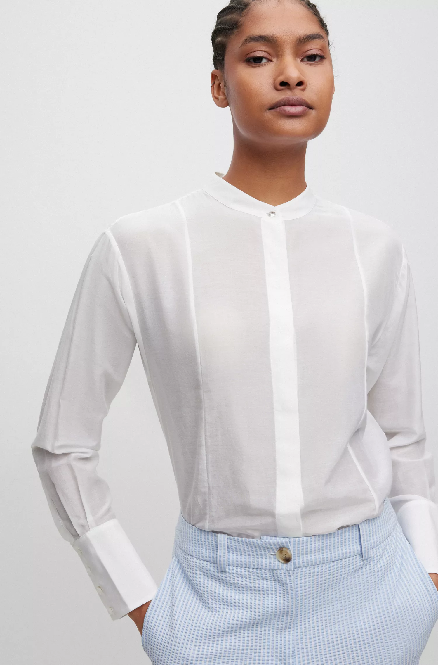 Blusa BOSS preta de modelagem ampla em algodão e seda.