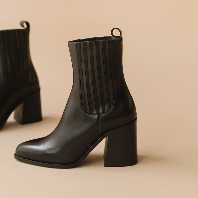 Boots à talons et à fronces  en cuir noir