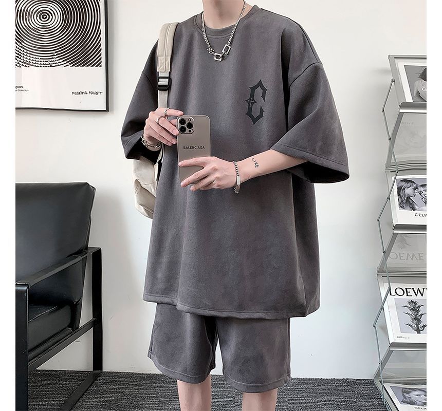 Stone Leo - Set: oversized T-shirt met ronde hals en letters, met elleboogmouwen + effen shorts met gemiddelde taille