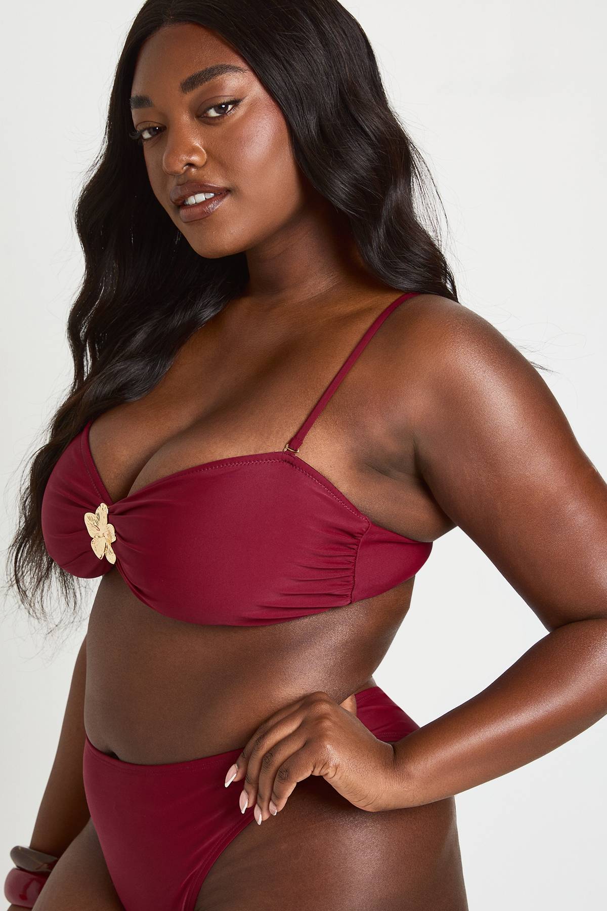 boohoo Bikini Grande Taille Haut Bandeau Et Bas Taille Haute Avec Ornements Dorés