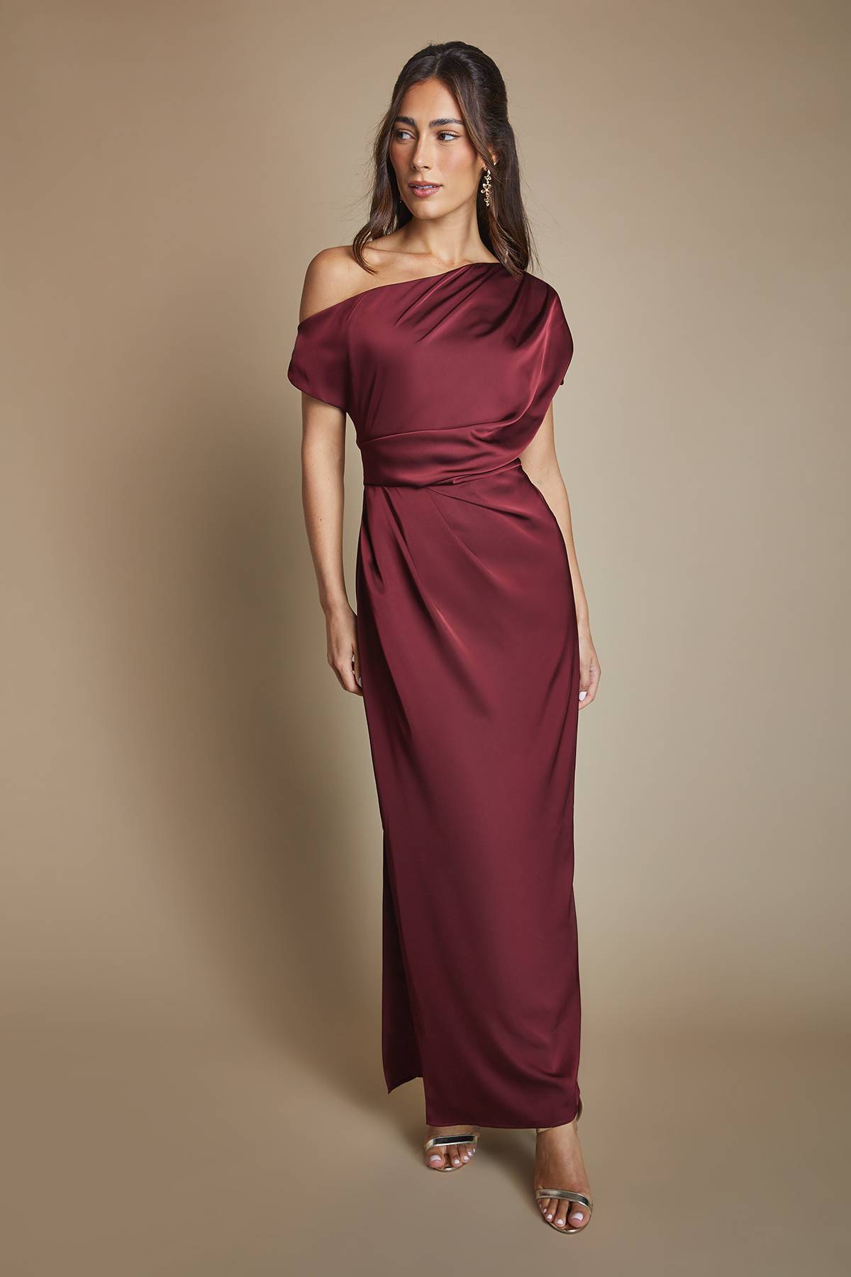 Coast Robe Longue de Demoiselle d'Honneur en Satin à Détails Froncés et Épaules Dénudées