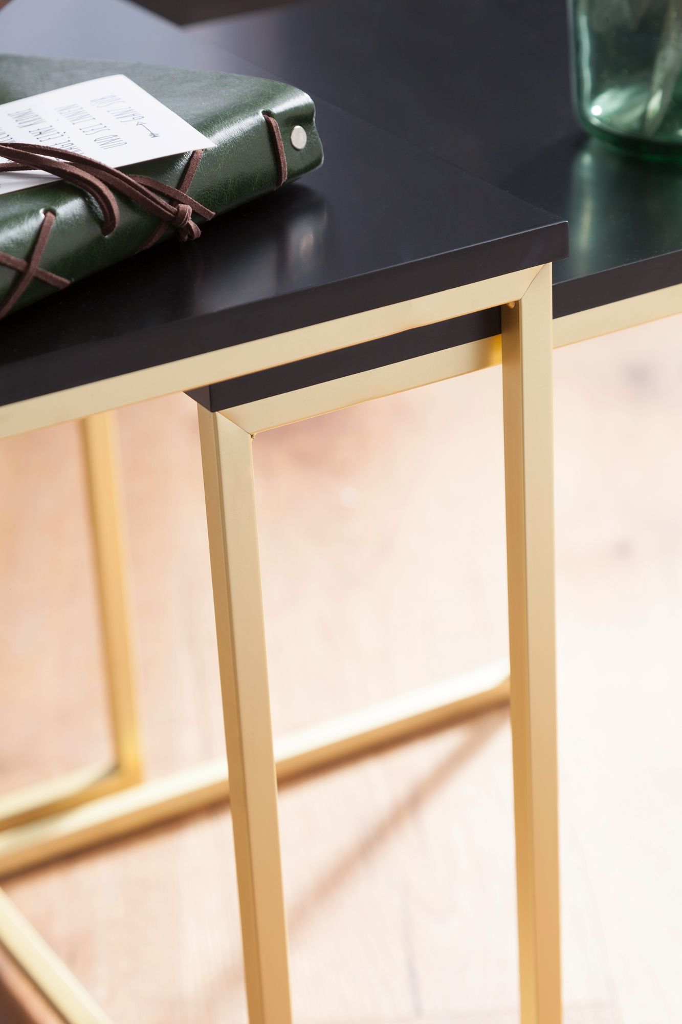 KADIMA DESIGN Couchtisch Set TRONTO: 2 Tische, Gold-Look, Metallgestell, schwarze Glas/MDF-Platte, 40/35x42/39x40/35 cm.