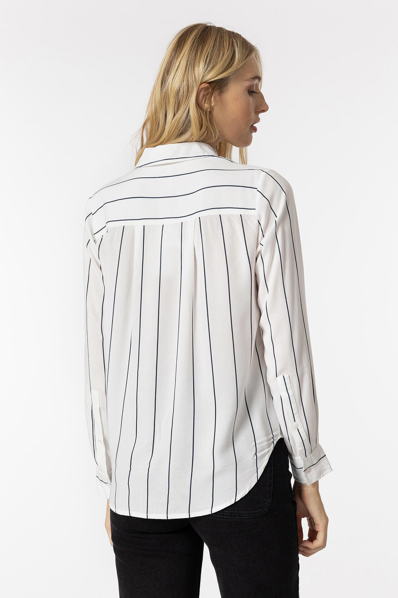 Camisa com bolsos frontais