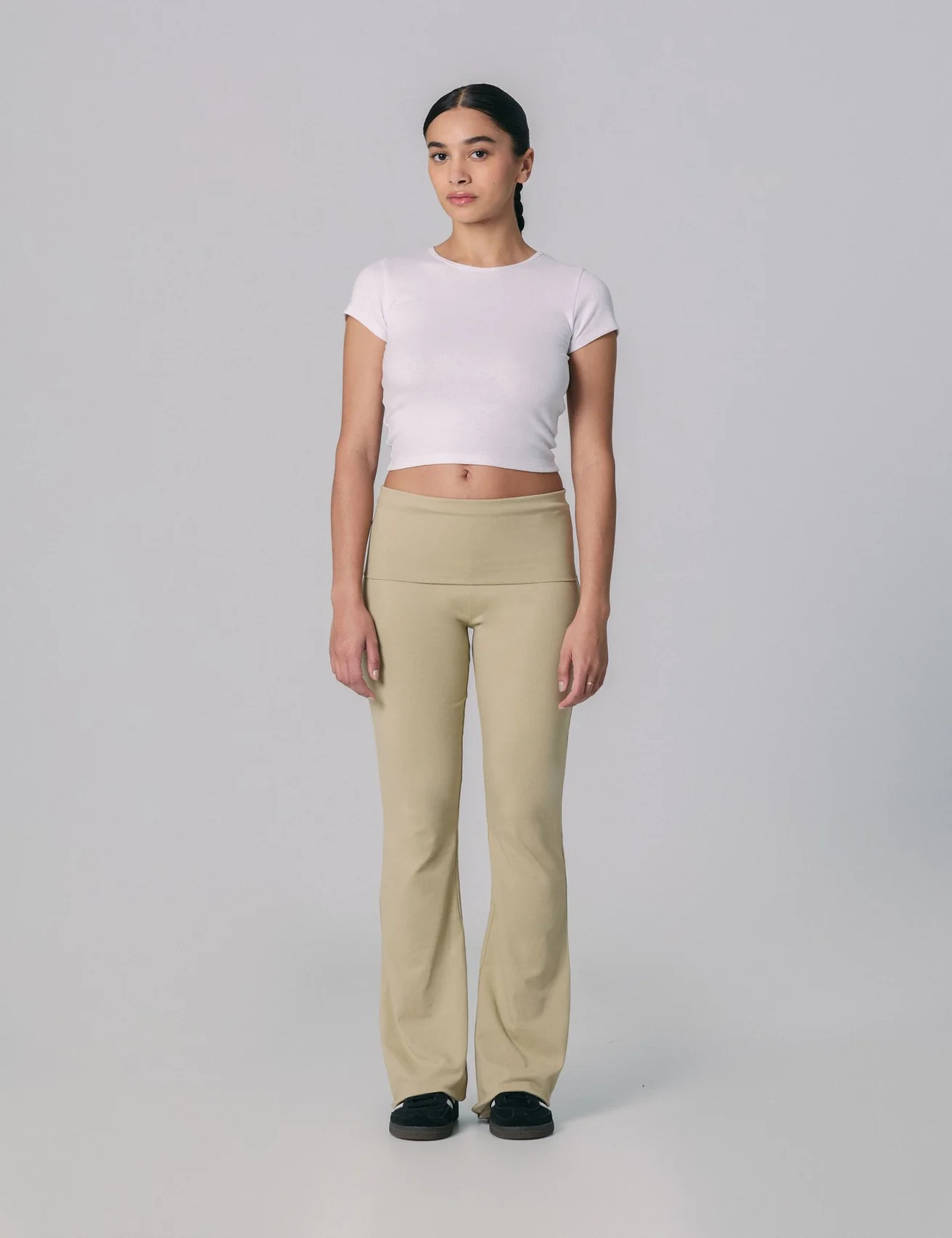 Pantalon évasé avec taille retroussée beige kaki