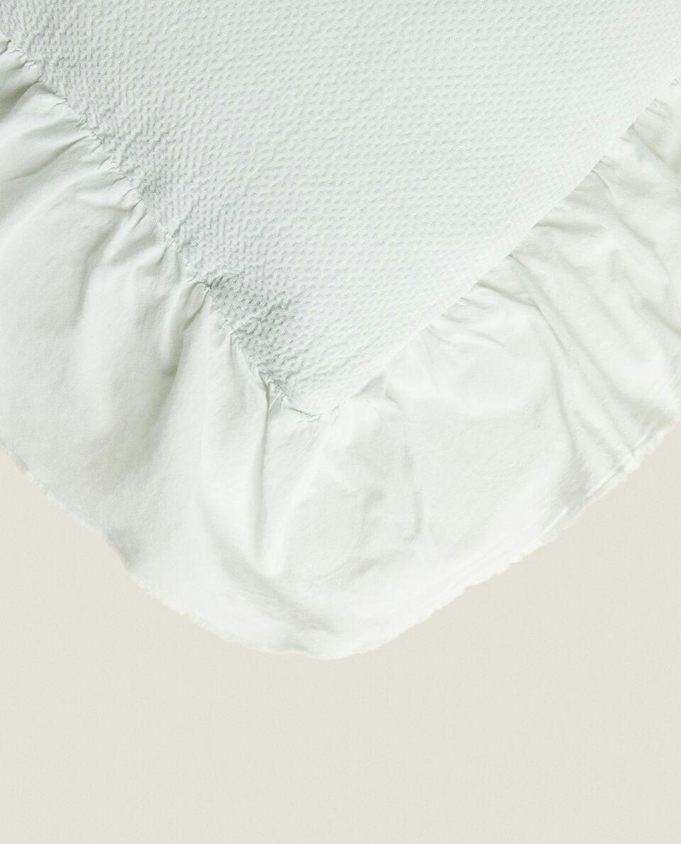 CAPA DE ALMOFADA COM DETALHE DE BABADO