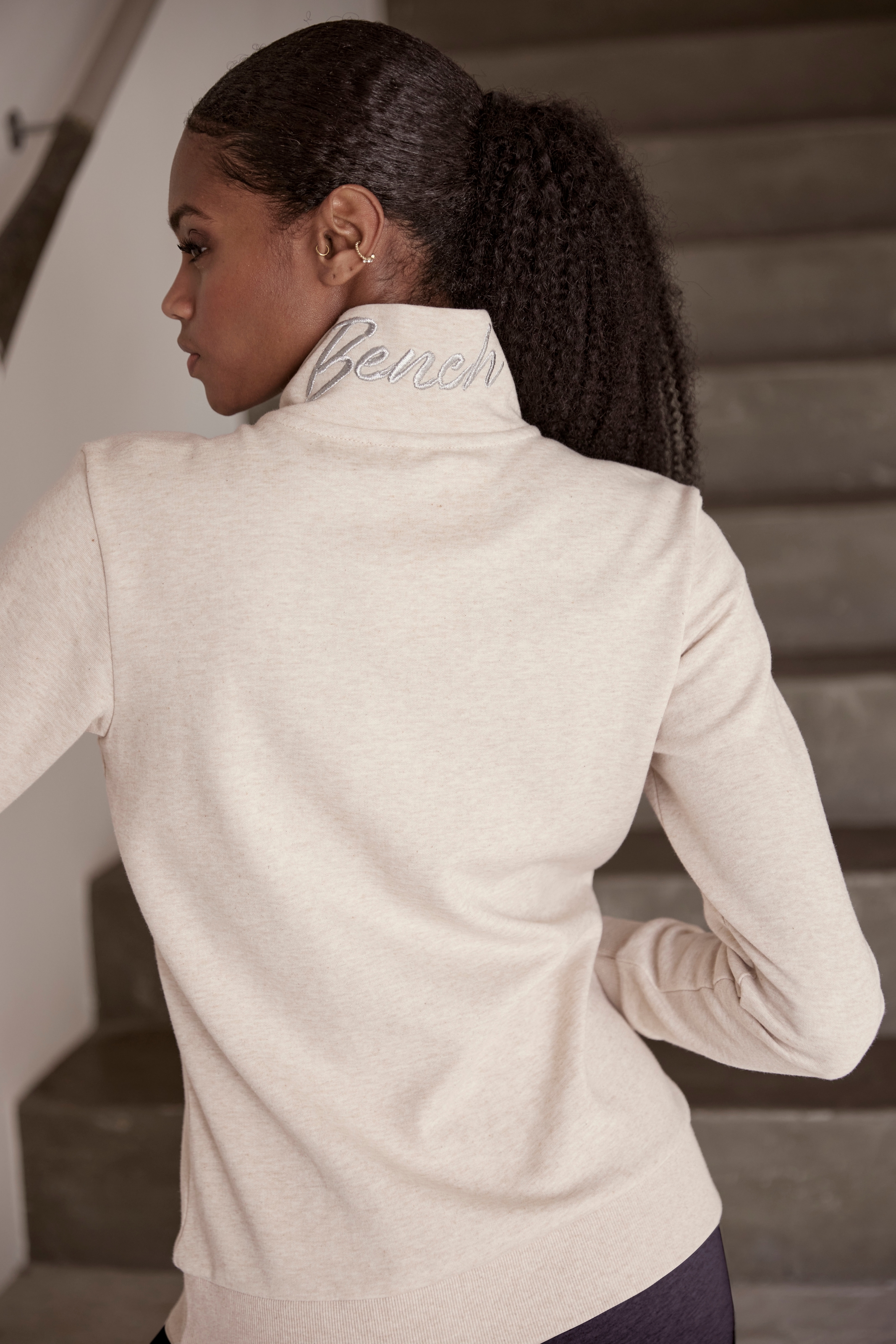 Bench. Loungewear Sweatjacke , mit glänzender Logostickerei am Stehkragen, Loungewear
