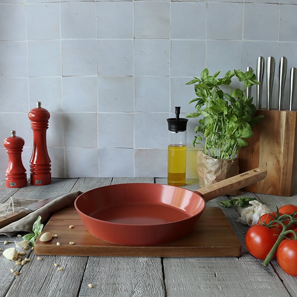 Poêle Ector induction aluminium revêtu manche en bois 24 cm rouge Ogo