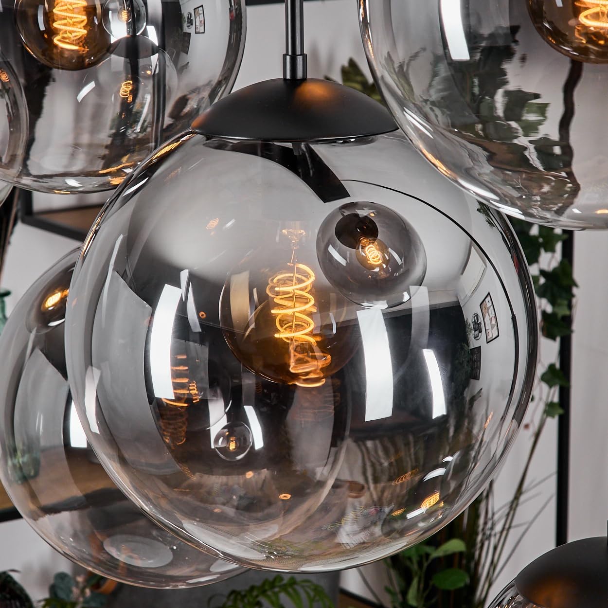 HOFSTEIN Hängeleuchte Gastor, 8-flammige Hängelampe aus Metall/Glas in Schwarz/Rauch/Klar, Pendelleuchte im Retro/Vintage-Design (Schirme Ø 20; 25; 30 cm), E27, Esszimmer, Wohnzimmer, Küche, Flur