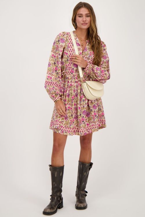 Beige jurk met roze en groene bloemenprint