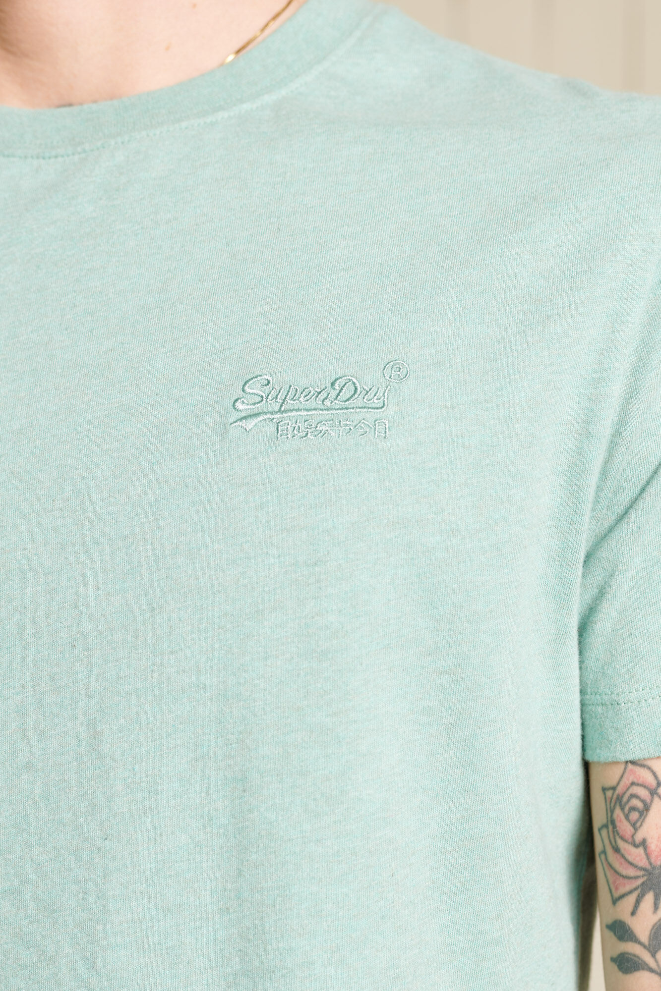 Camiseta de algodão orgânico com logo vintage bordado - azul claro